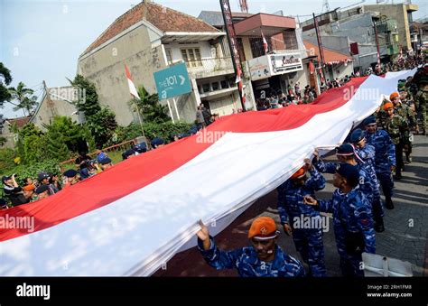 La Ribellione di Aceh: Un'esplosione di furia contro il dominio olandese e una lotta per l'indipendenza indonesiana.